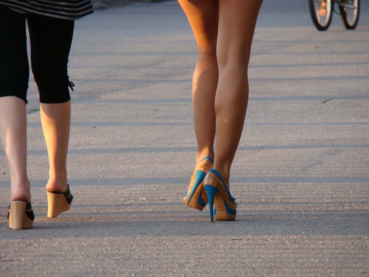 Парень снимает на улице стройные ножки прохожих телочек